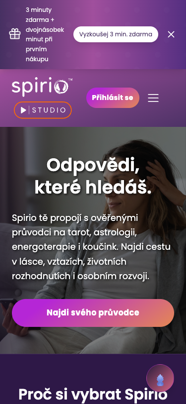 Krok 1: Mobilní homepage. Promo banner '3 minuty zdarma + dvojnásobek minut při prvním nákupu' s CTA 'Vyzkoušej 3 min. zdarma'. Hero sekce: H1 'Odpovědi, které hledáš.' s popisem služby a CTA link 'Najdi svého průvodce' → /poradna. Pod foldem: social proof sekce '14 000+ spokojených klientů, 40+ ověřených průvodců, 100% anonymní, 4.8★'. Dále sekce 'Naši průvodci' s kartami.